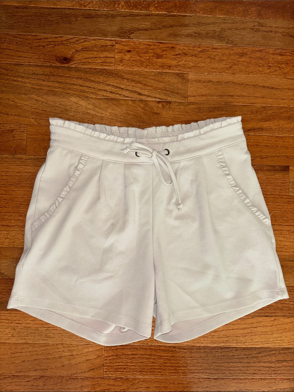 JDY Beige Lightweight Pleated High Waisted Shorts Women’s Size Small